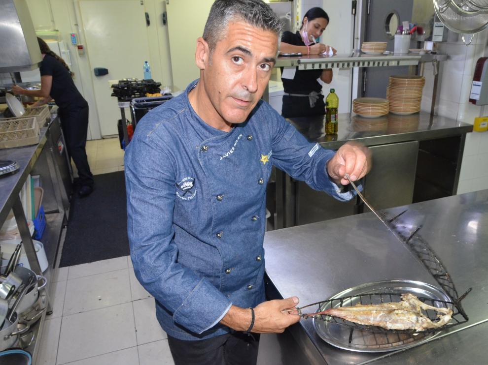 Jaiver Milán prepara el sapito a la parrilla. Es como mejor se disfruta de este pescado.