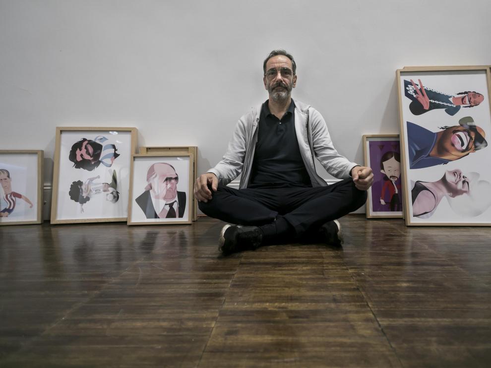 Luis Grañena, este miércoles, junto a algunas de las obras que expone en el Edificio Paraninfo.
