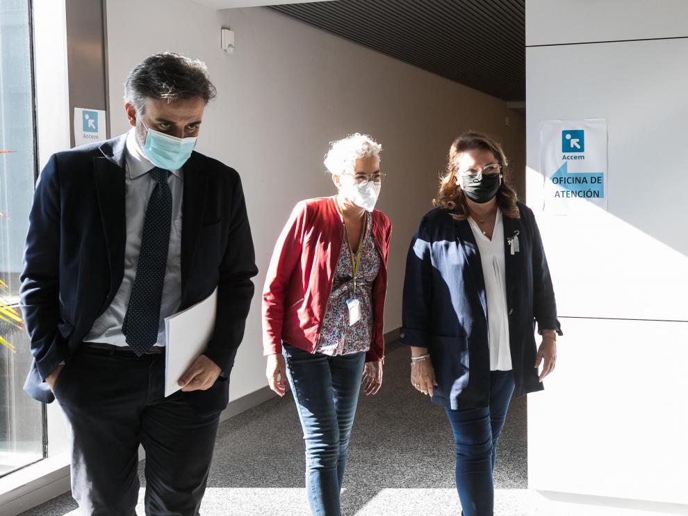 El secretario de Estado de Migraciones, Jesús Javier Perea; la responsable de Accem, Julia Ortega y la delegada del Gobierno en Aragón, Rosa Serrano.
