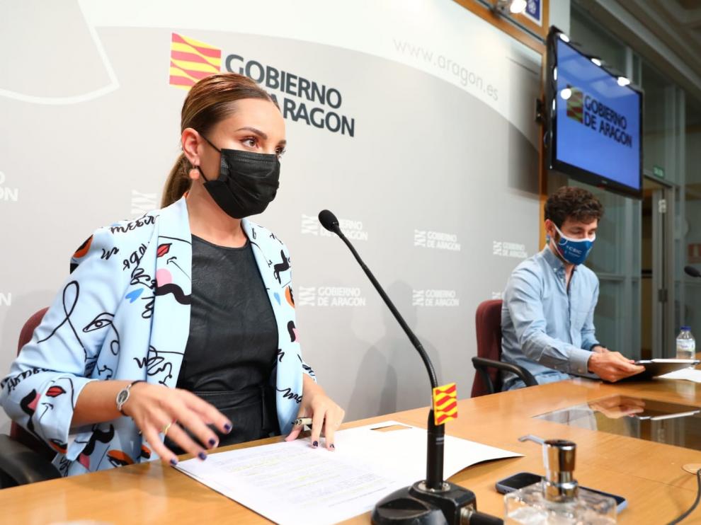 Maru Díaz y Ramón Guirado durante la rueda de prensa de lanzamiento de las becas salario para universitarios celebrada este miércoles