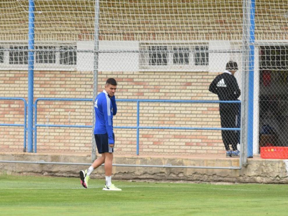Narváez, camino de los vestuarios, al inicio de la sesión preparatoria de este miércoles.
