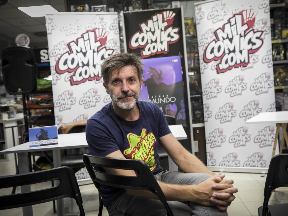 El historietista Paco Roca, ayer, en la librería Milcómics de Zaragoza