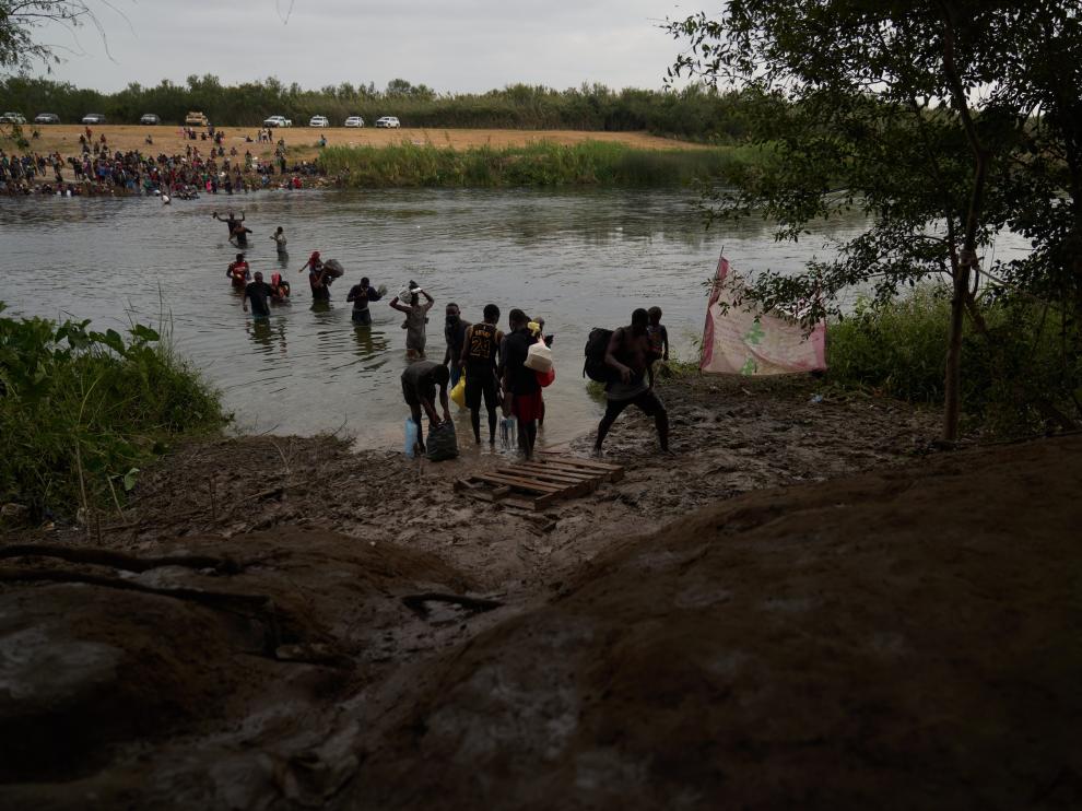 Ciudad Acuna (Mexico), 21/09/2021.- Migrants, many of them Haitian, cross the Rio Grande river back and forth from the United States and Mexico, to camp after a lack of supplies are given to them in the USA in Ciudad Acuna, Mexico, 21 September 2021. According to reports more than 14,000 people have crossed the Rio Grande river from Mexico creating a humanitarian crisis. The Biden administration has started to fly the migrants back to Haiti according to federal officials. (Estados Unidos) EFE/EPA/ALLISON DINNER
MEXICO USA MIGRATION
