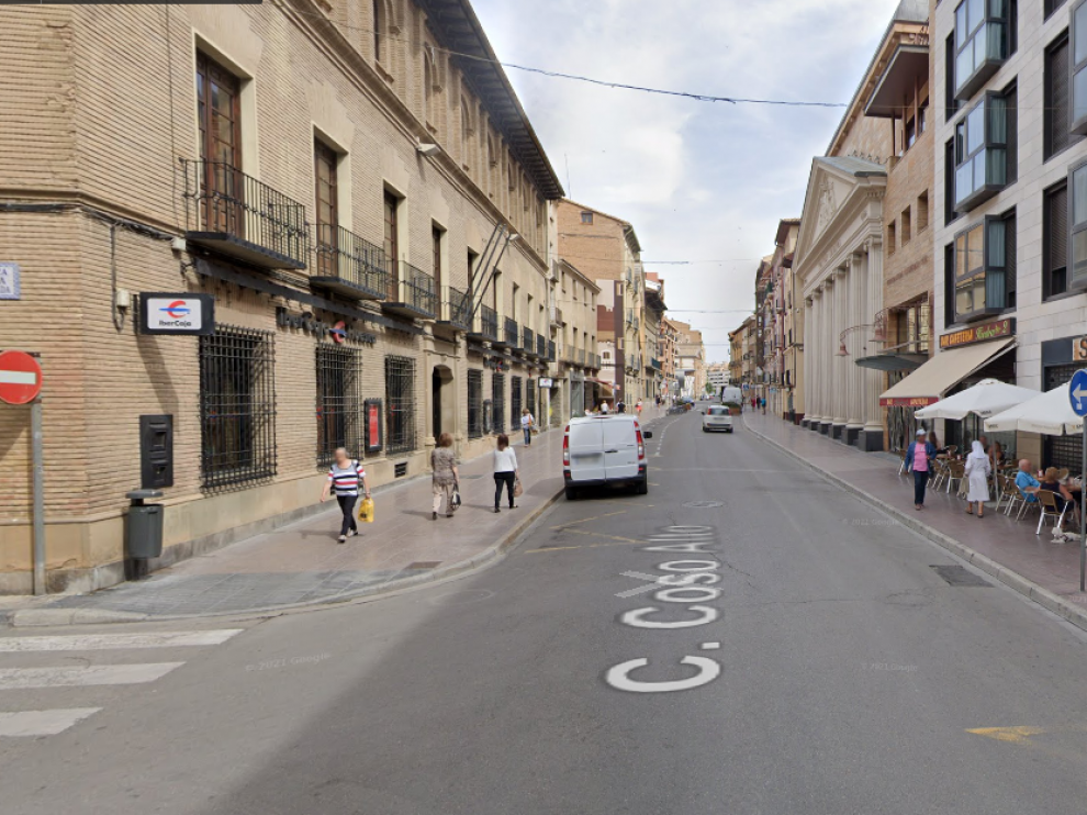Tramo sin reurbanizar del Coso Alto de Huesca.