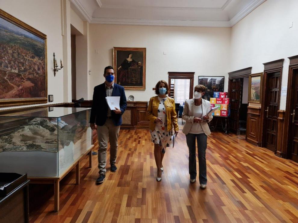Ramón Fuentes, Emma Buj y Rocío Féliz se disponen a informar sobre la revisión de ordenanzas.