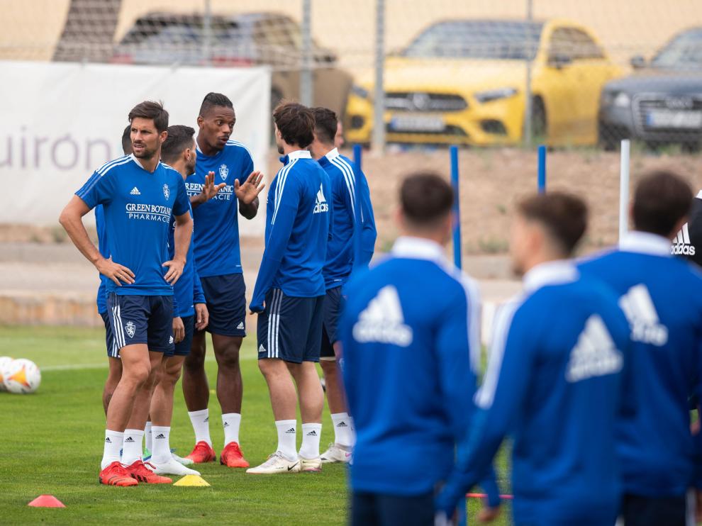 Jair conversa con varios compañeros en un entrenamiento de esta semana.
