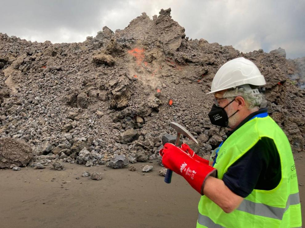 El geólogo Eumenio Ancochea tomando muestras del frente de la colada de lava del volcán de Cumbre Vieja en La Palma.