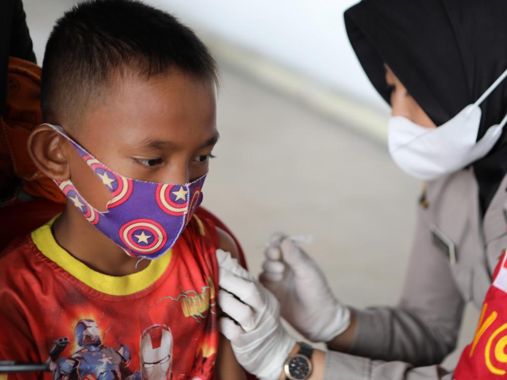 Un niño se vacuna en Indonesia.