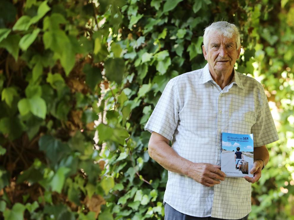 Víctor Sánz, alcalde de Valbona durante 20 años, con el libro en el que repasa su trayectoria.