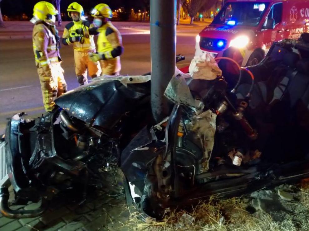 El violento choque contra la farola deformó por completo el vehículo.