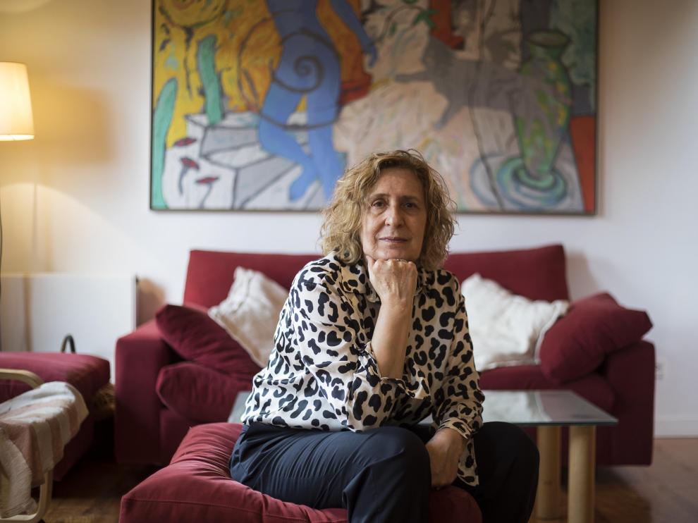 Antonia Puyó, con una obra de Paco Simón al fondo.