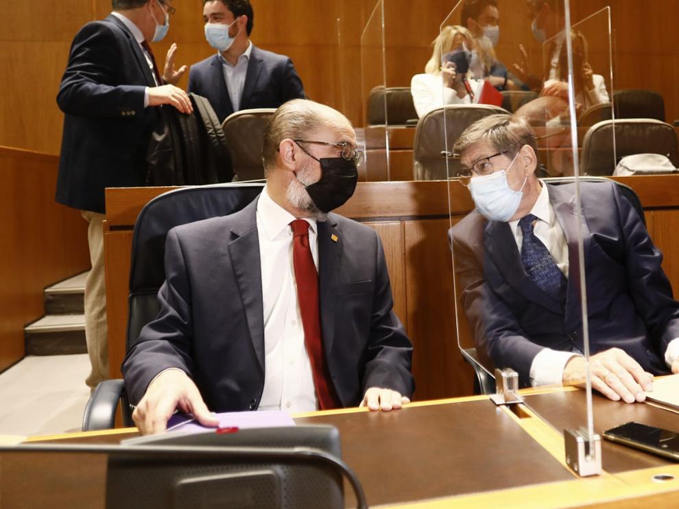 Arturo Aliaga (a la derecha) hablando con Javier Lambán en las Cortes