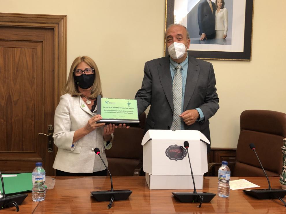 María José Villafranca y Manuel Rando, durante la entrega de la placa conmemorativa.