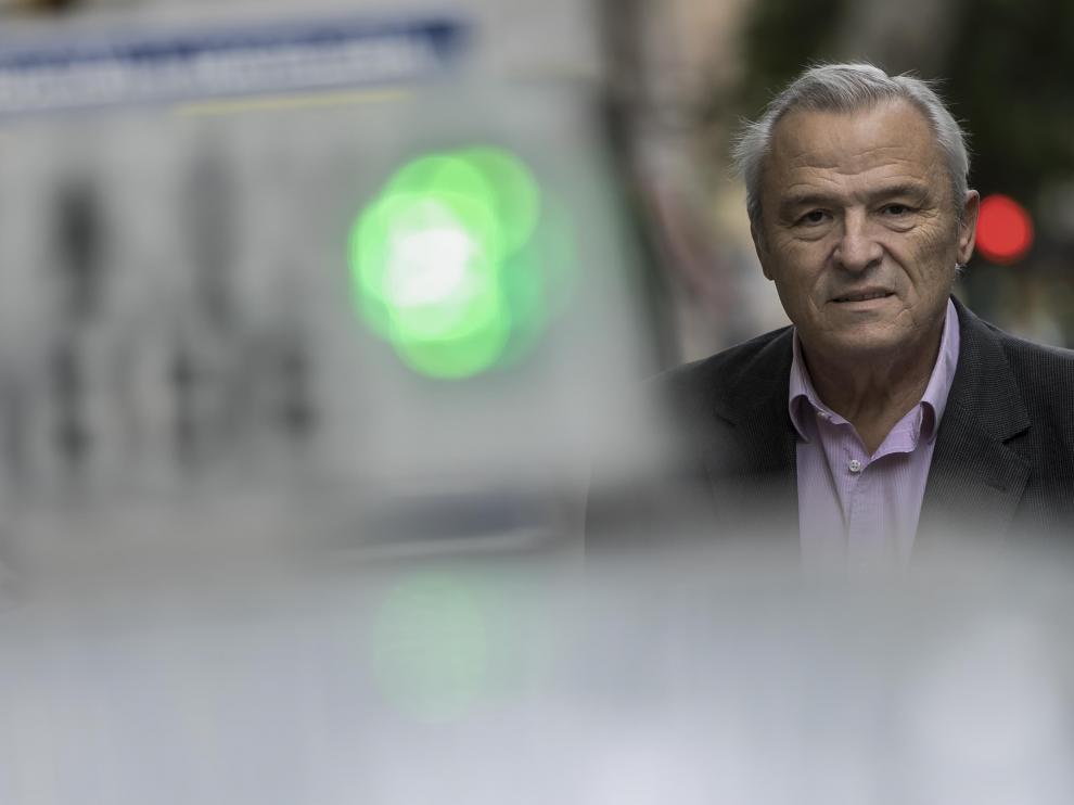 Jesús Gayán, tras la luz verde de un taxi zaragozano.