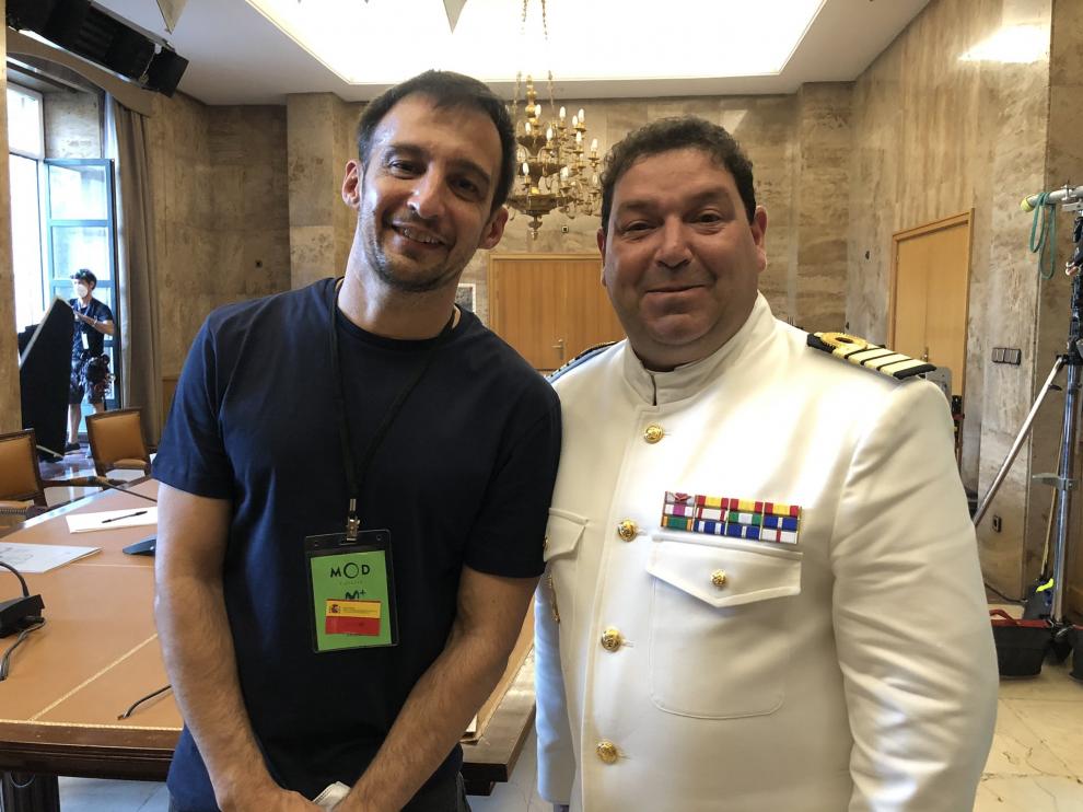 Jorge Asín (derecha), como comandante de la Marina, junto a Alejandro Amenábar en el rodaje de 'La fortuna'.