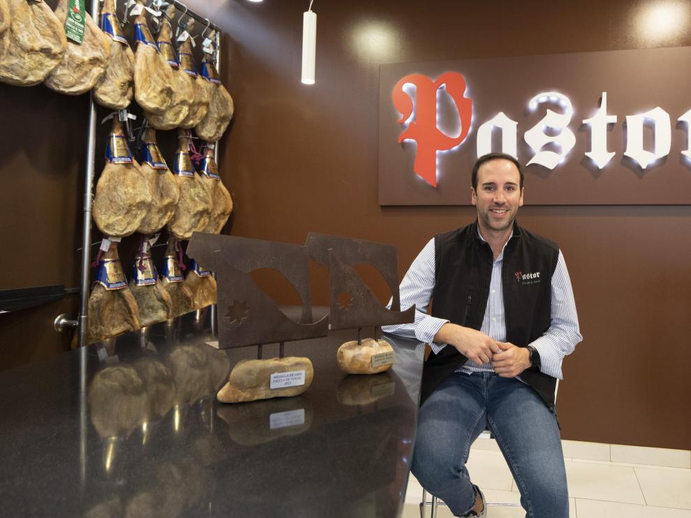 Juan José Pastor, junto a los galardones conseguidos en la Feria del Jamón de Teruel.