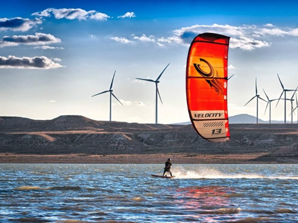Kitesurf en el embalse de La Loteta.