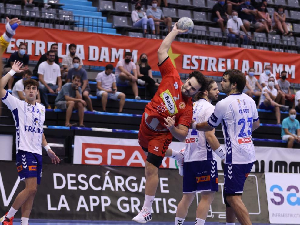 Montoya, pivote del Bada Huesca, realiza un lanzamiento en el duelo con el Granollers.