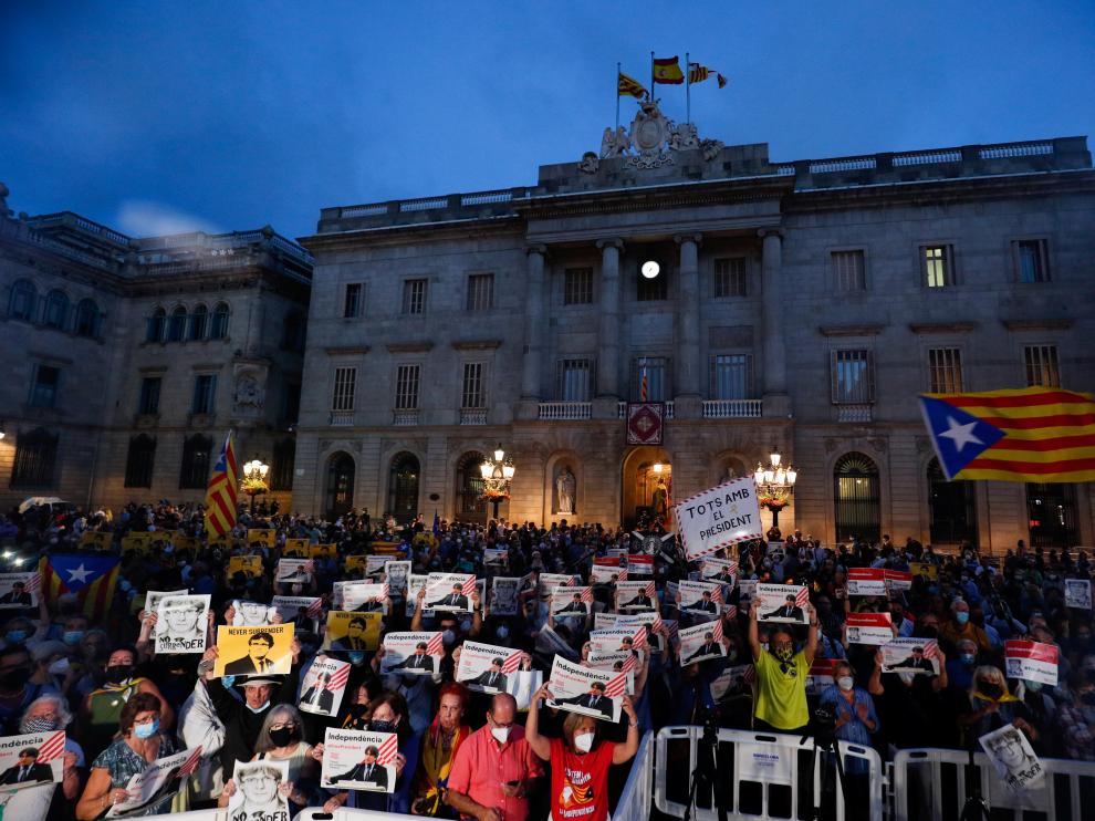 People demonstrate following the arrest of former Catalan government head Puigdemont