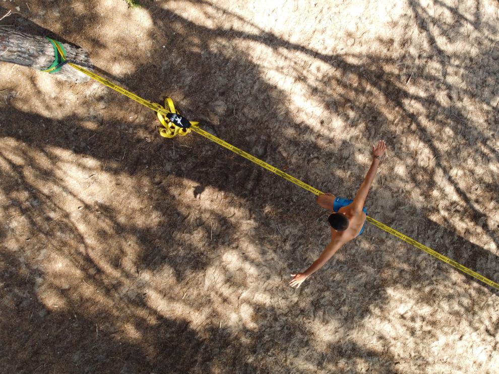 Para empezar a hacer ‘slackline’ se ha de colocar una cinta de al menos cinco centímetros y 15 metros de largo a 1,10 metros del suelo entre dos árboles.