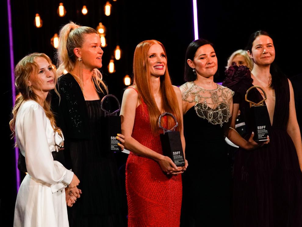 Flora Ofelia, Jessica Chastain y Alina Grigore con sus respectivos premios