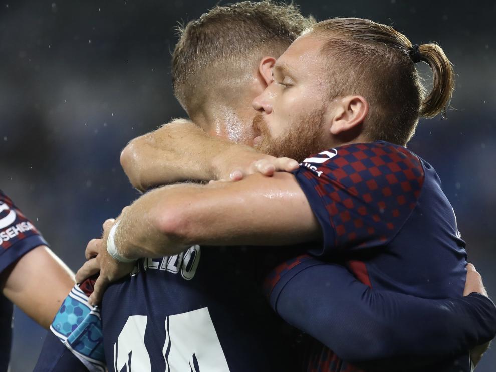 Isidro Pitta se abraza a Pulido en la celebración de uno de sus goles ante la Real B.
