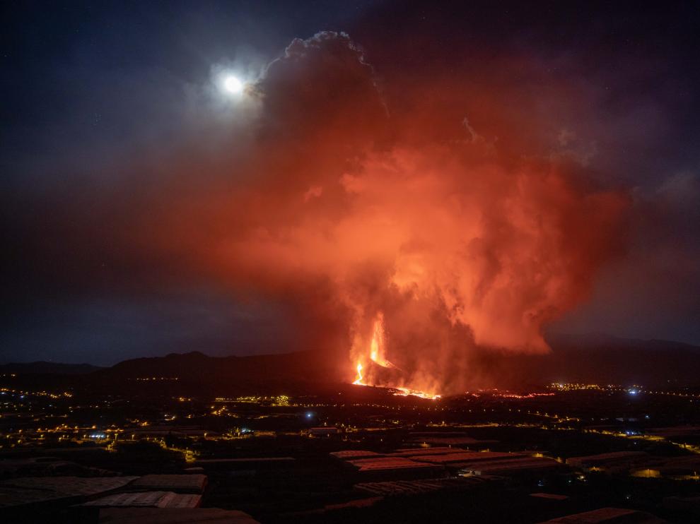 La nueva colada de lava del volcán de Cumbre Vieja (La Palma) discurre por encima de la que salió en los últimos días, siendo más fluida y más rápida que las primeras coladas de la erupción.