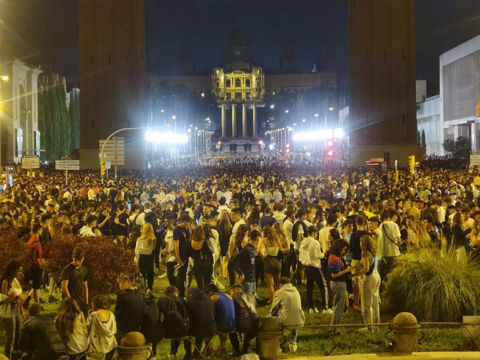 Miles de jóvenes en un macrobotellón en Barcelona