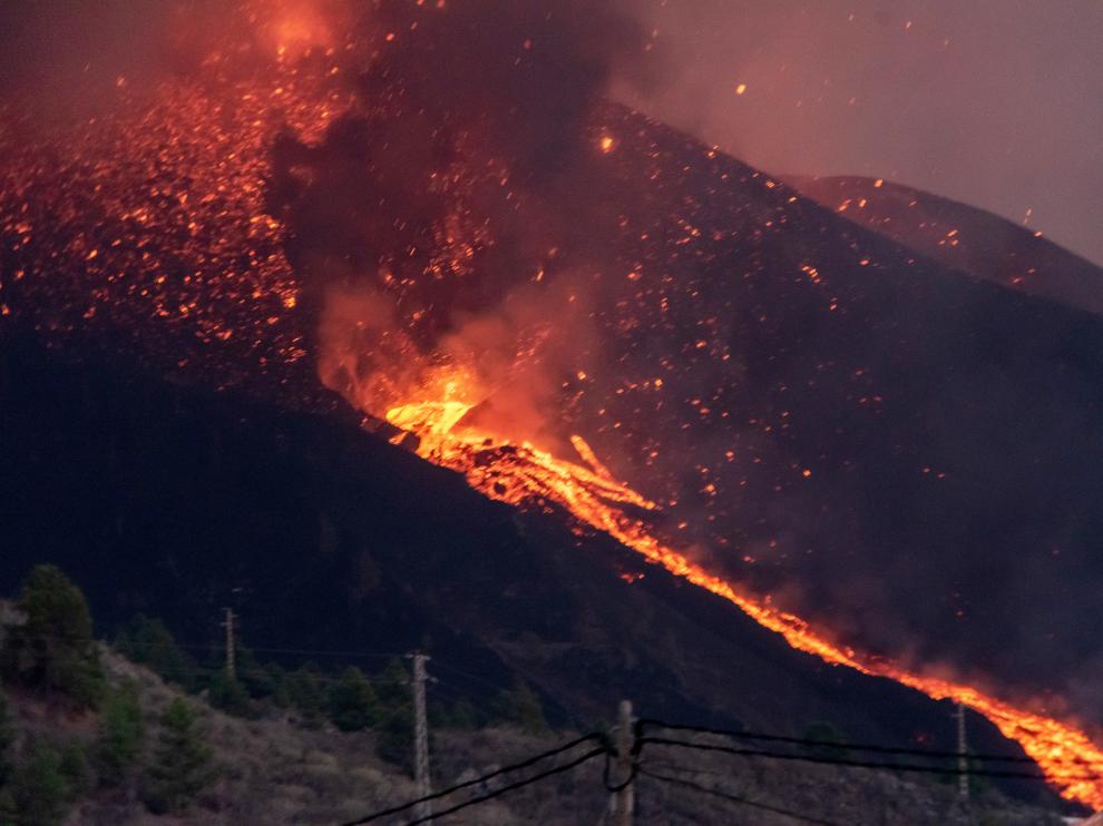Nuevas bocas y una mayor explosividad obligan a más evacuaciones en La Palma