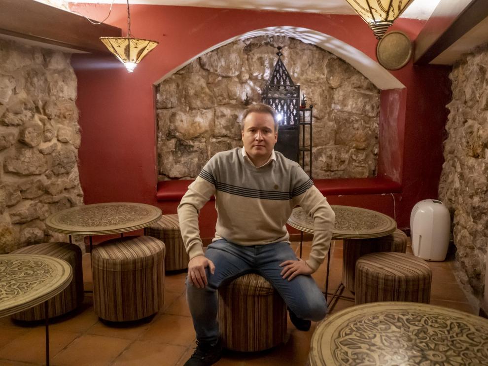 Roche Murciano, en la cripta de la iglesia medieval, ahora convertida en un salón de té.