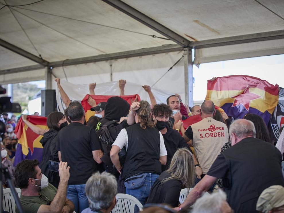 Varias personas protestan al inicio del discurso del exvicepresidente en un acto del PCE, este sábado en Madrid.