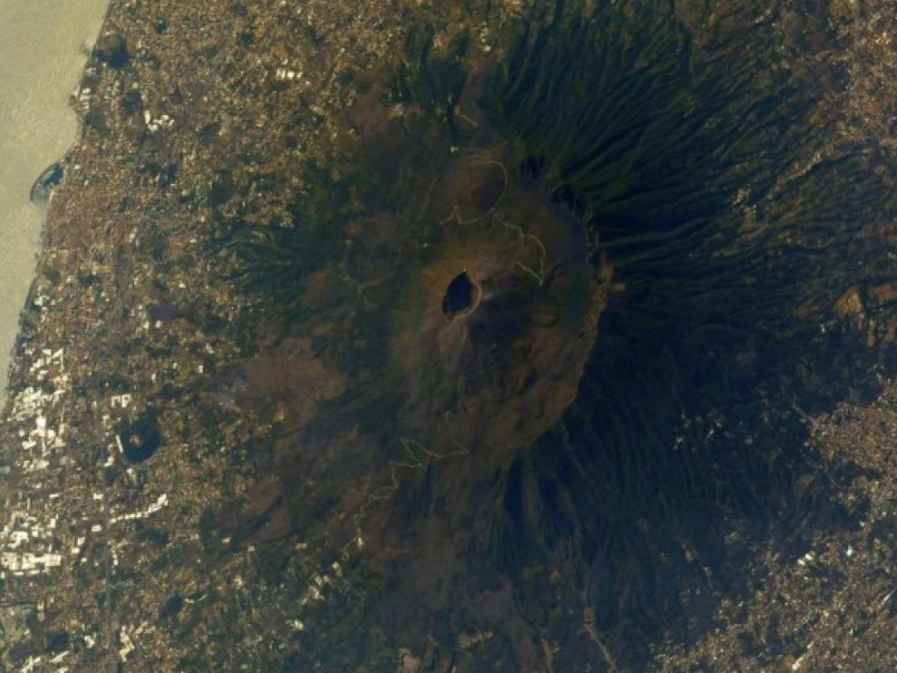 El Vesubio, desde el espacio. A la izquierda, Nápoles y el Mediterráneo.