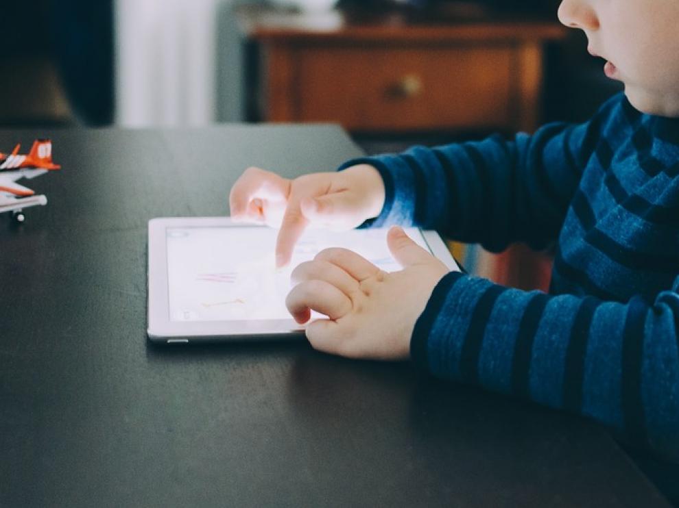 Imagen de recurso de un niño con una tableta