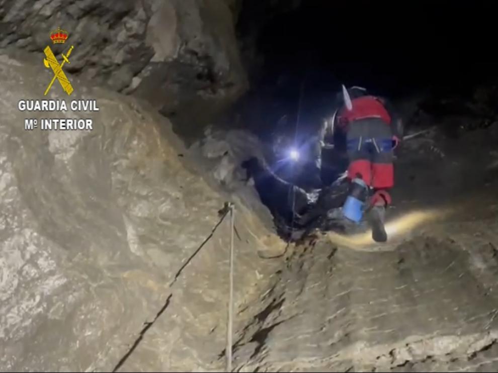 Momento del rescate del espeleólogo zaragozano en una cueva de Villanúa.