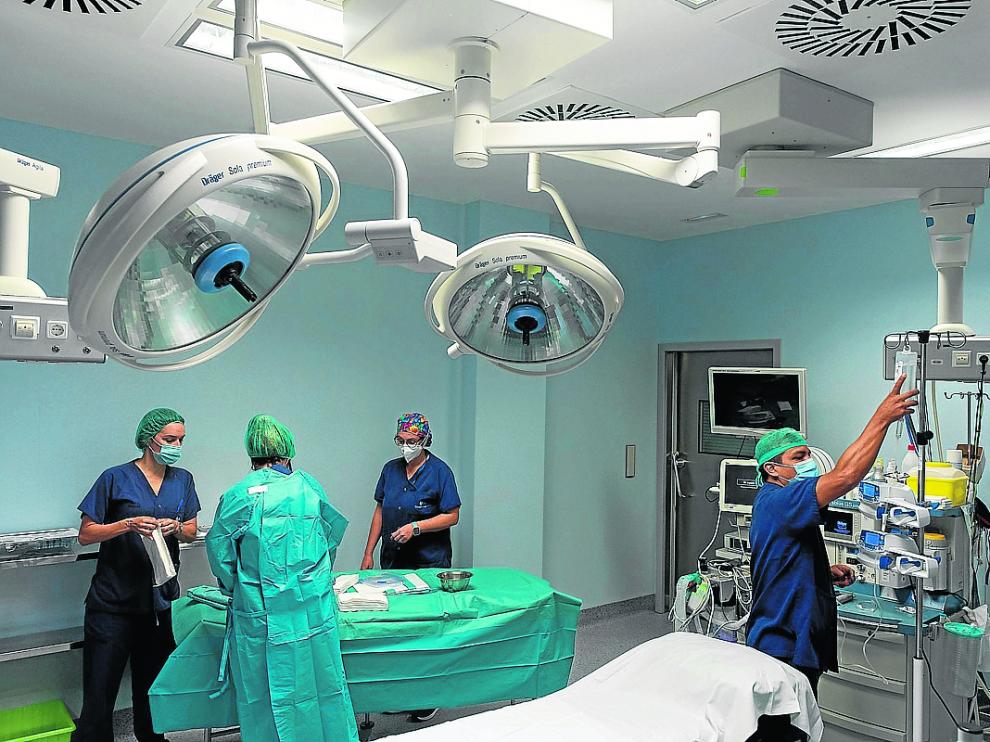 Personal sanitario prepara un quirófano para una intervención en Quirónsalud, en Zaragoza