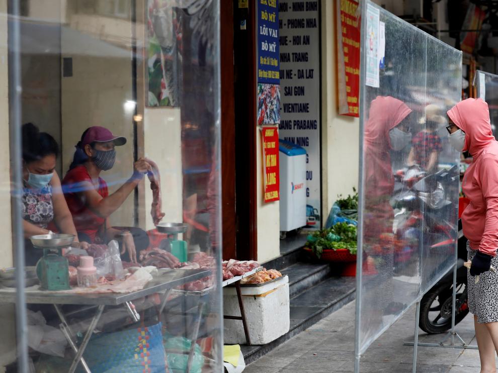 Una mujer, de compras en un mercado de Hanoi en Vietnam VIETNAM PANDEMIC CORONAVIRUS COVID19