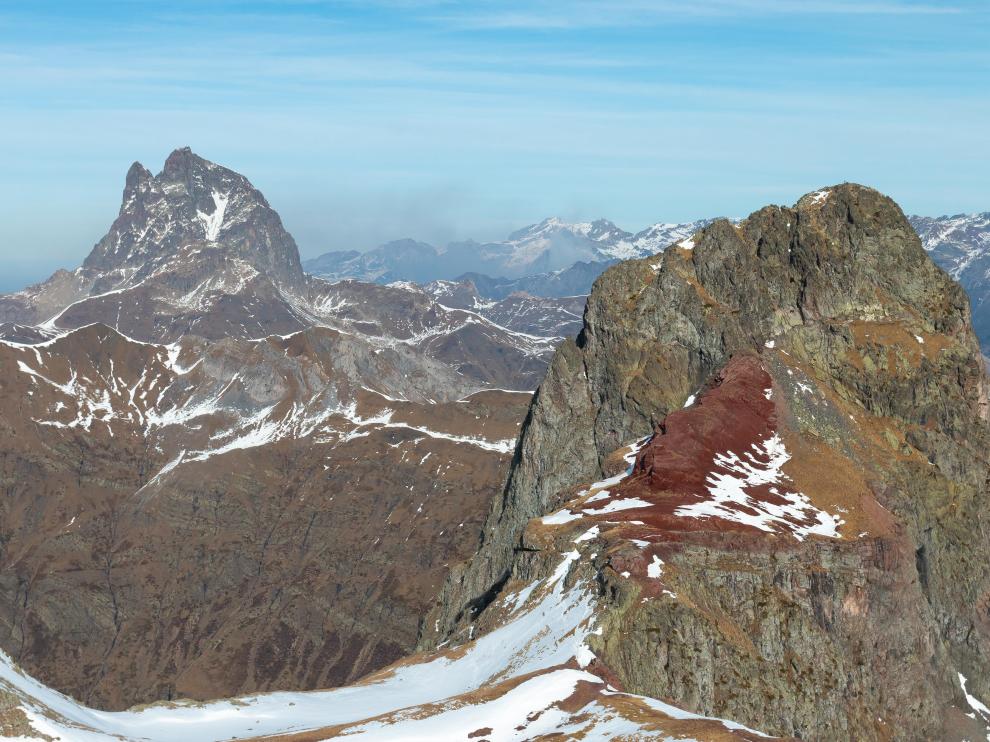 El pico de Anayet, resto de un pitón volcánico. Al fondo el Midi d’Ossau, parte de una caldera volcánica