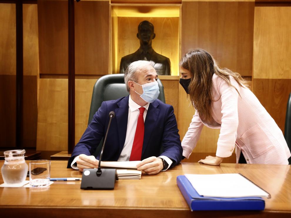 Azcón conversa con Navarro en el pleno de este lunes.