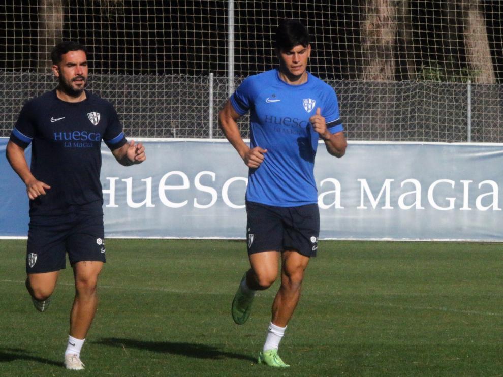 Cristian Salvador, junto al readaptador Jorge Carracedo, durante el entrenamiento de este lunes.