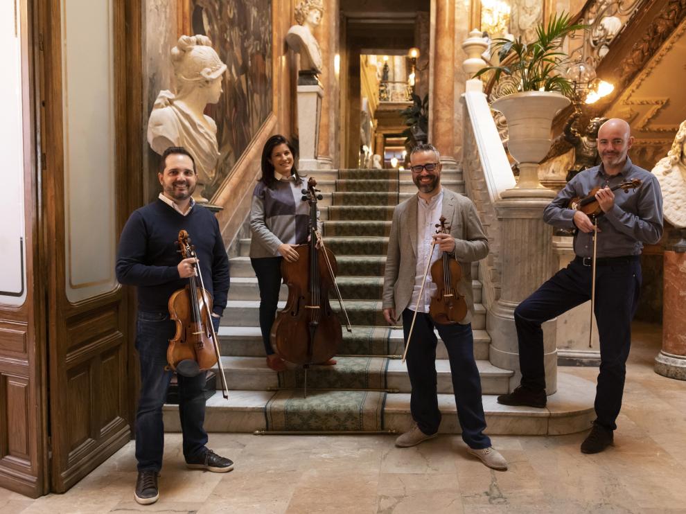 De izquierda a derecha, Josep Puchades, Helena Poggio, Cibrán Sierra y Aitor Hevia, en el Museo Cerralbo de Madrid, donde el Cuarteto Quiroga es grupo residente. enrique cidoncha