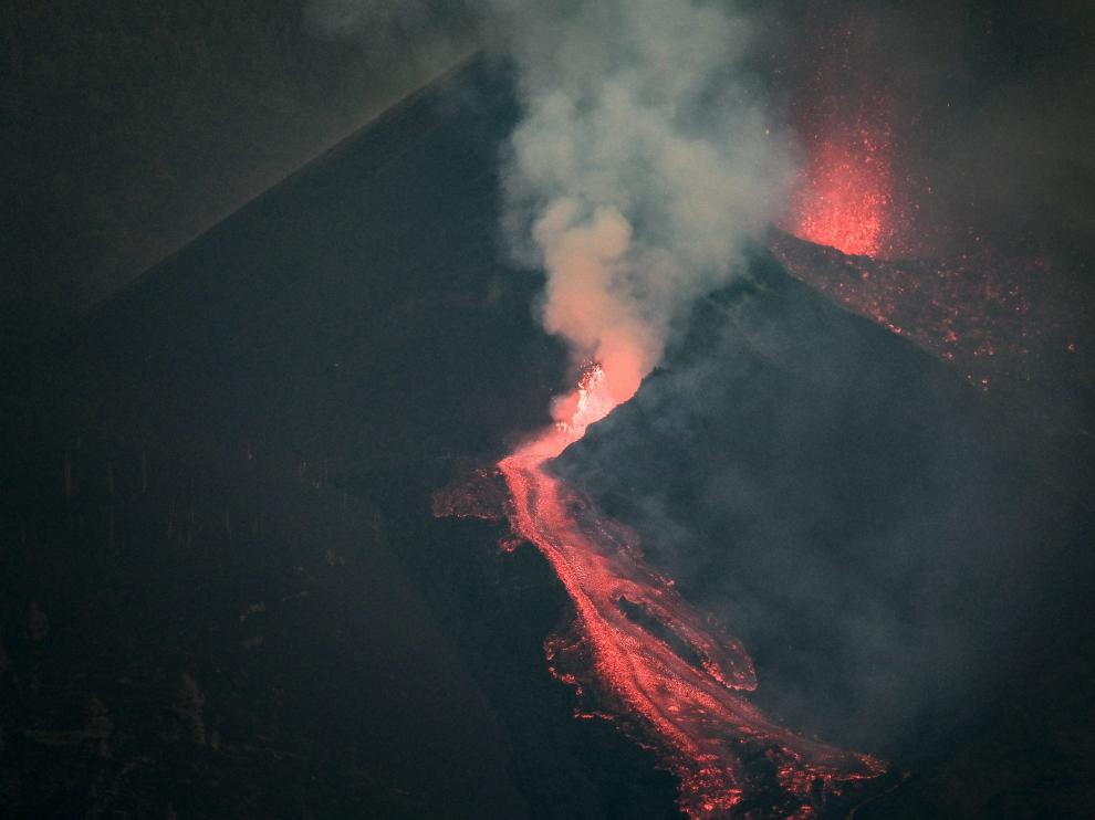 La lava bajando por la ladera del volcán Cumbre Vieja este viernes por la tarde