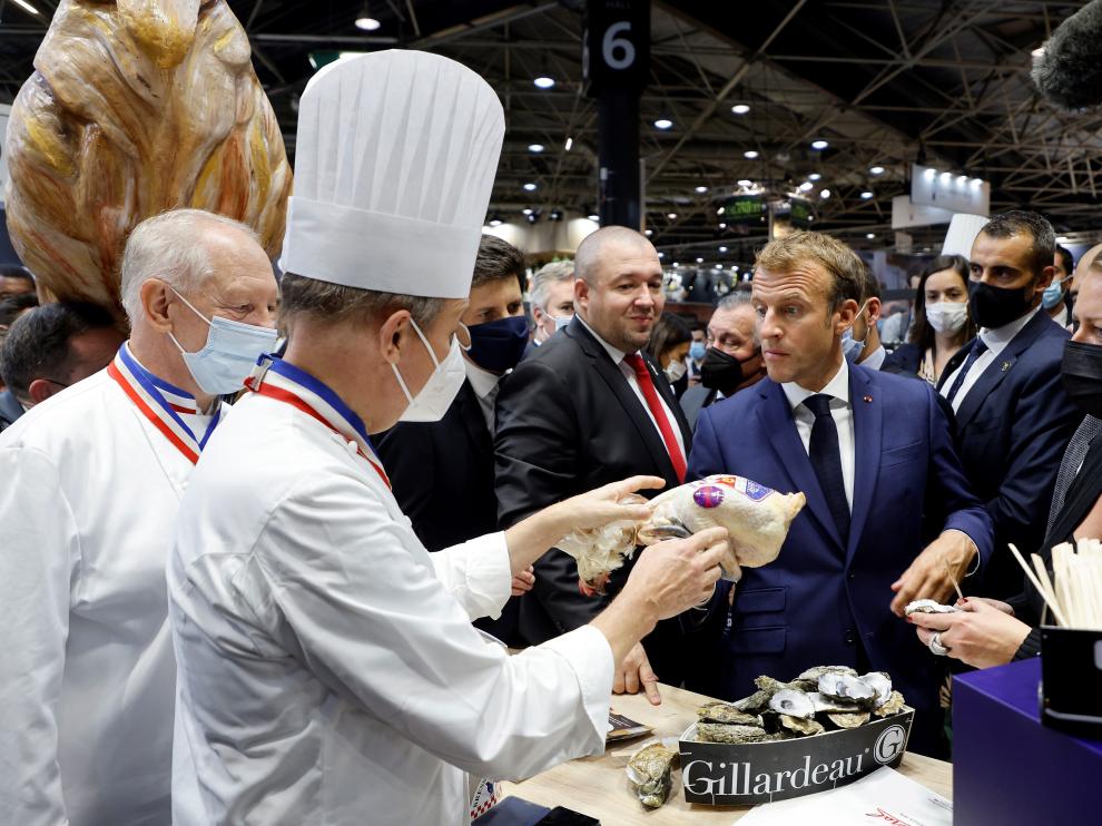 Macron, en un momento de la visita a la feria gastronómica en Lyon.