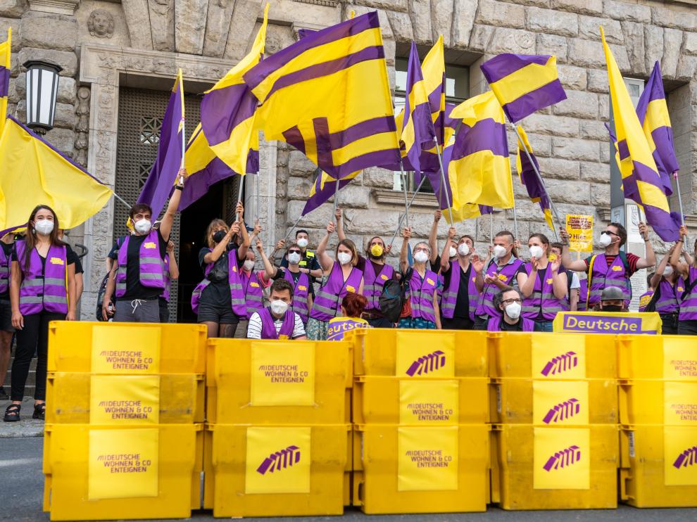 Partidarios de la iniciativa de expropiar a las inmobiliarias celebran la victoria en el referéndum.