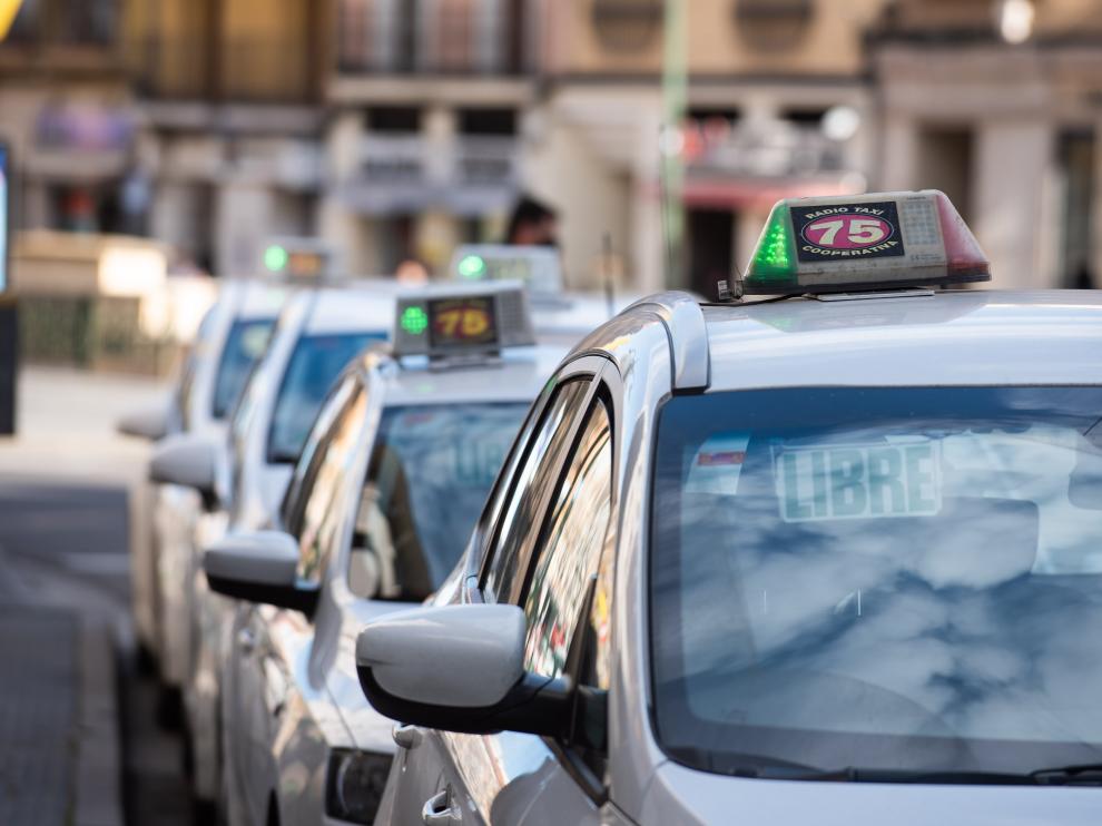 Taxis esperando en la parada de César Augusto de Zaragoza.