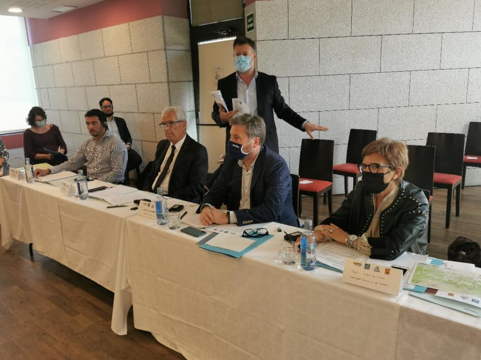 Un momento de la asamblea celebrada en Jaca con la presencia del consejero Soro.
