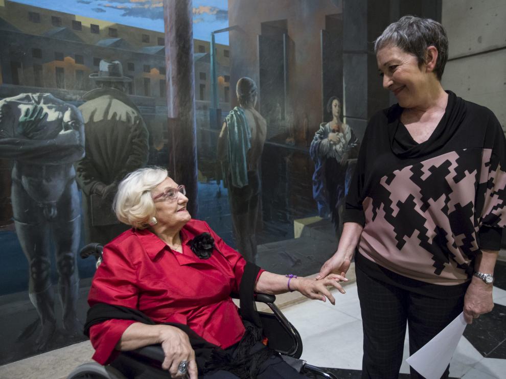 Pilar Doce, en el vestíbulo interior del Principal, con María José Moreno.