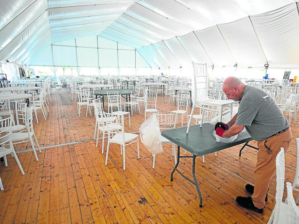 Ya se han instalado y acondicionado las cuatro carpas -una grande y tres pequeñas-, con capacidad total para 2.000 personas, instaladas junto al Palacio de Congresos