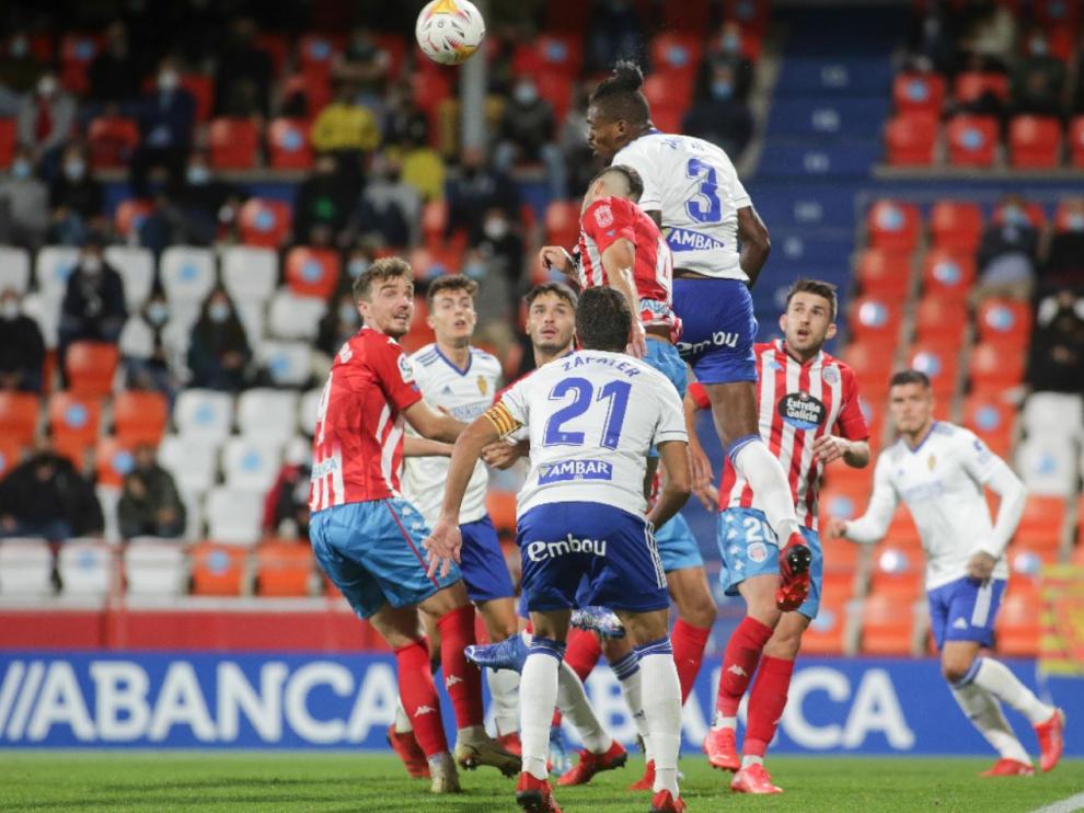 Jair, Zapater, Francés, Narváez... en una jugada defensiva del Real Zaragoza en Lugo.
