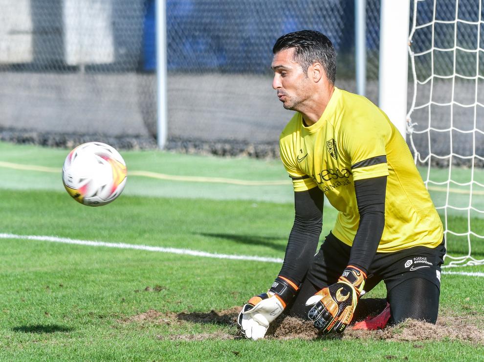 Andrés Fernández realiza una parada durante el entrenamiento de este martes.