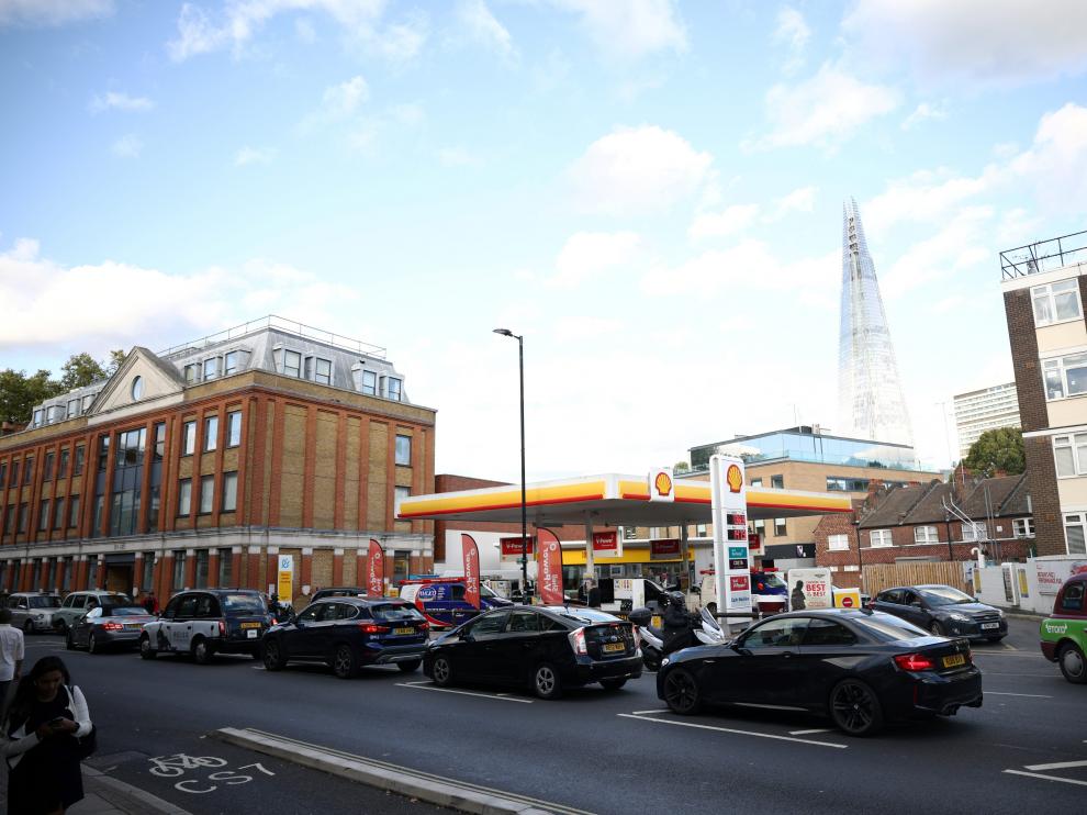 Colas de coches en una gasolinera en Londres